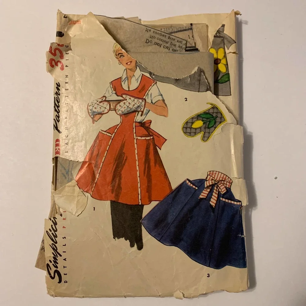 Simplicity Vintage 40's Pattern #4899 Apron and Quilted Oven Mitts Sizes‎ S,M,L